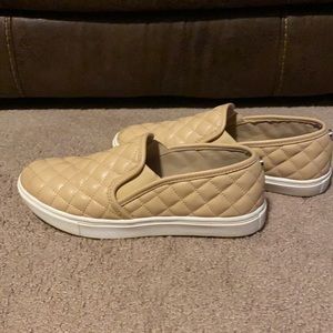 STEVE MADDEN slip on sneaker